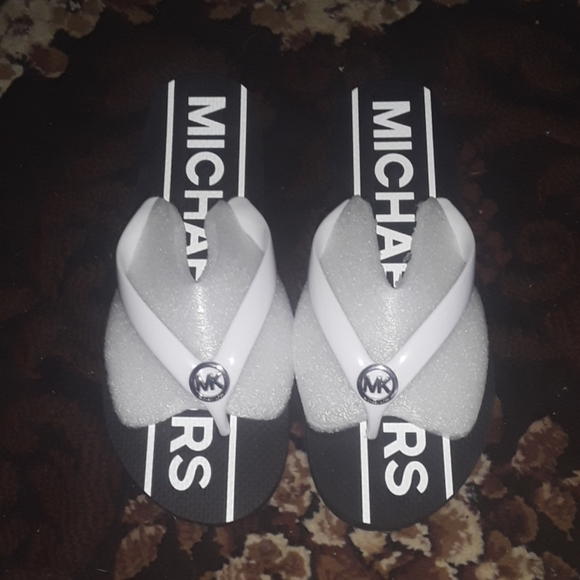 NWT: MICHAEL KORS BLACK AND WHITE FLIP FLOPS!!! - Picture 3 of 4